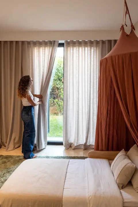 Cortinas onda perfecta: qué son, cuánta tela y qué riel