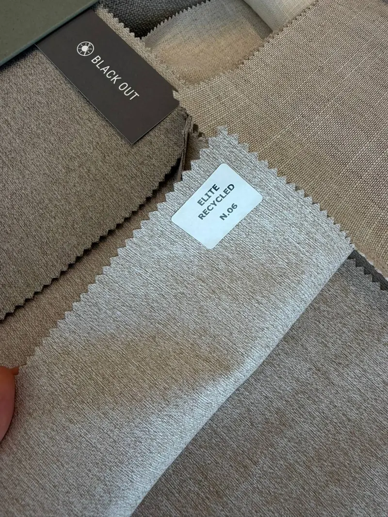 Muestrario de tejidos blackout en tonos gris y topo para los dormitorios