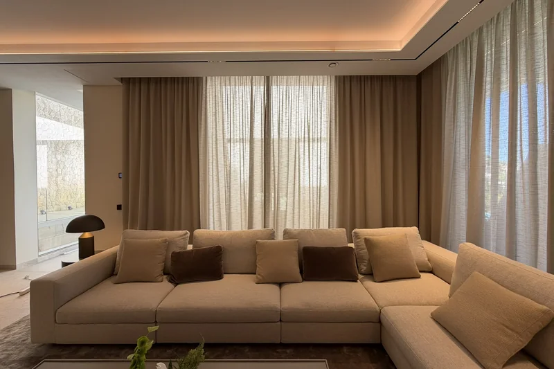 Salón de una villa en Portals Nous con cortinas a medida, entregada por DECORT MARUCC