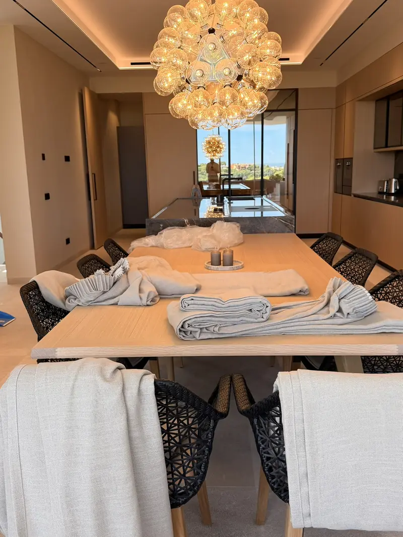 Tejidos de muestra extendidos sobre la mesa del comedor durante la visita a la obra
