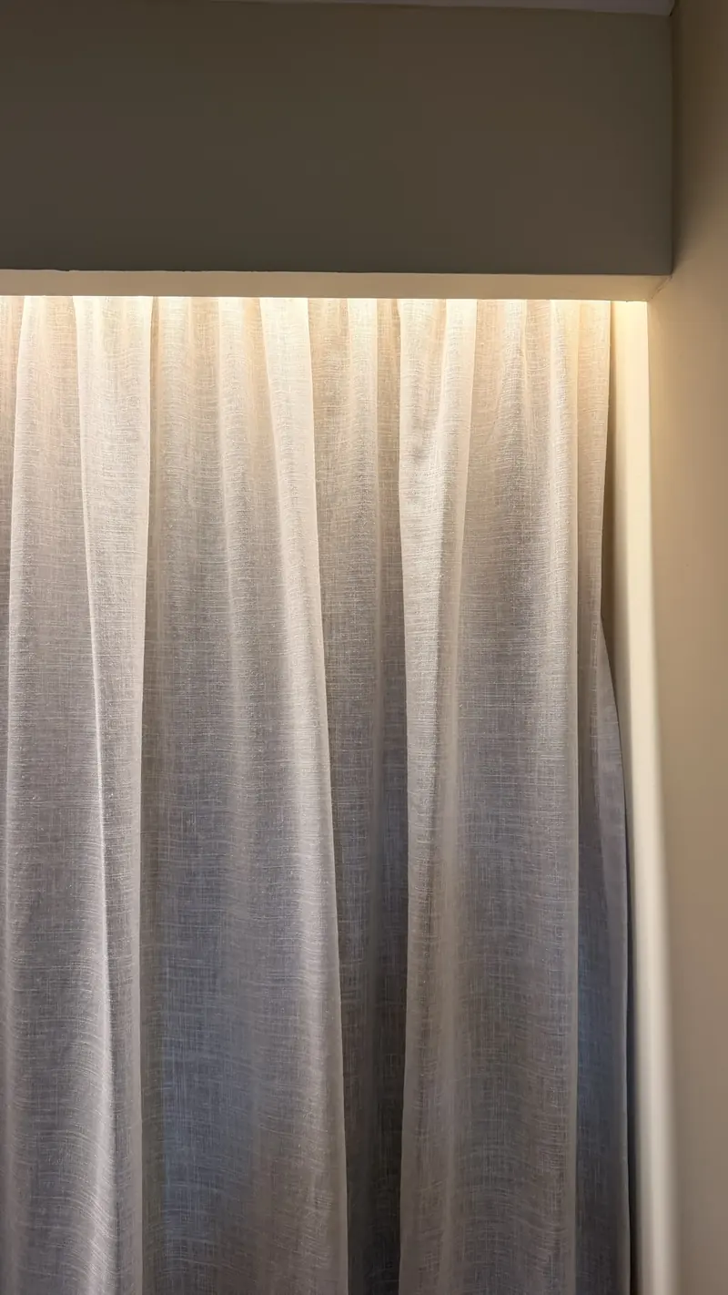 Visillo de lino en mezcla bañado por la luz de un foseado iluminado